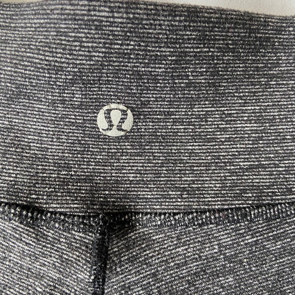 Super cute gray striped cropped lululemon - Picture 4 of 5